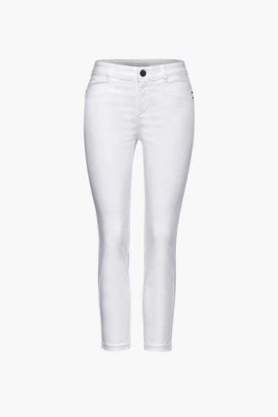 Pantalon coloré blanc de Street One, avec fermeture à bouton visible et coupe ajustée.