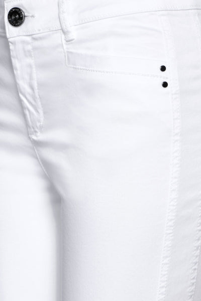 Pantalon coloré blanc de Street One, détails avec boutons et poche visible.