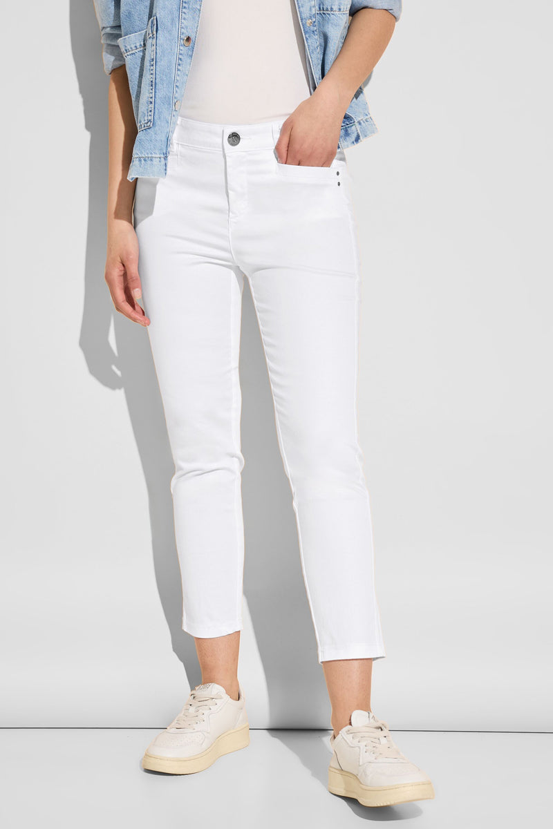 Pantalon coloré blanc de STREET ONE, porté avec une veste en jean et des baskets.