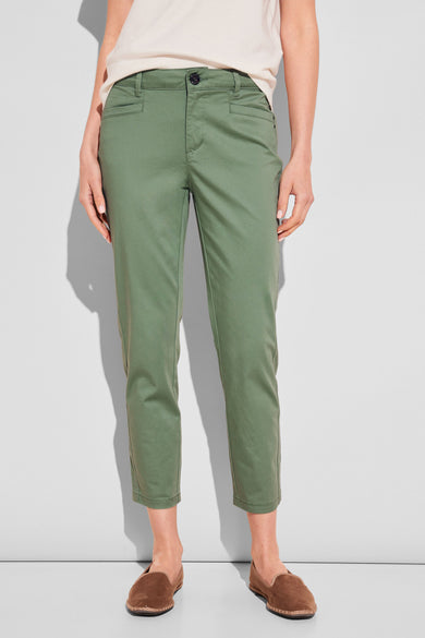 Pantalon coloré vert de STREET ONE, porté avec un t-shirt clair et des mocassins marron.