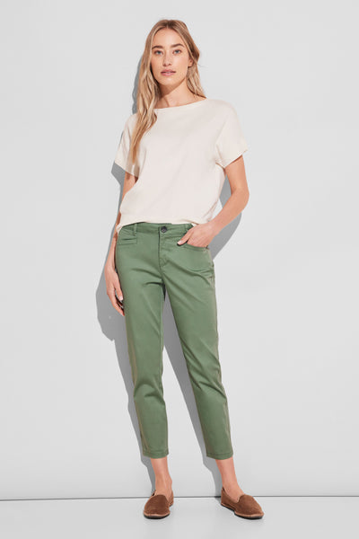 Pantalon coloré vert de Street One, porté avec un t-shirt beige et des mocassins marron.
