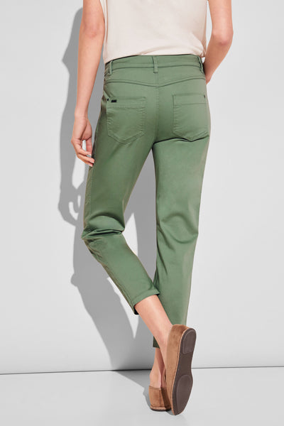 Pantalon coloré vert de STREET ONE, porté avec des chaussures marron et un t-shirt blanc, vue arrière.
