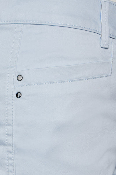 Gekleurde blauwe broek van STREET ONE, achterzakdetail met decoratieve klinknagels en toon-op-toon stiksels.