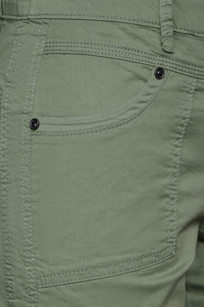 Cargo broek groen van STREET ONE met knoopzak, zichtbare naadjes en naaddetails.