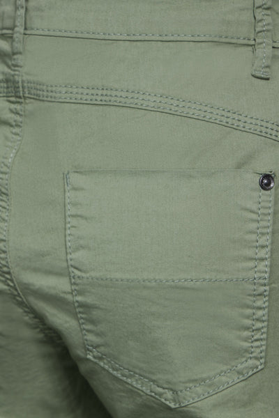 Cargo broek groen van STREET ONE, detail van de achterzak en zichtbare naadjes.