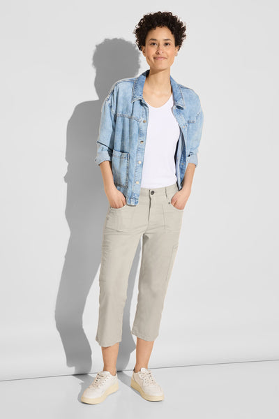 Pantalon cargo beige par Street One, porté avec un t-shirt blanc et une veste en jean.