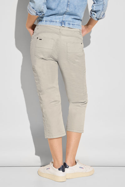 Pantalon cargo beige par Street One, coupe 3/4 avec poches latérales cargo et détails de surpiqûres.