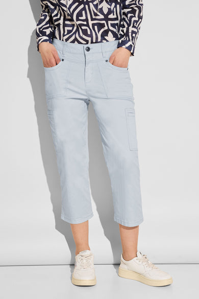 Pantalon cargo bleu de STREET ONE, avec poches cargo et longueur 3/4, porté avec un chemisier à motif.
