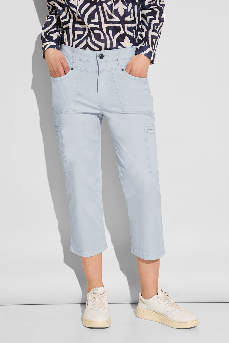 Pantalon cargo bleu de STREET ONE, avec poches cargo et longueur 3/4, porté avec un chemisier à motif.
