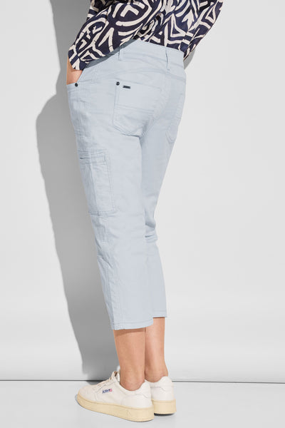 Pantalon cargo bleu de STREET ONE avec poches latérales et porté avec un chemisier à motif.