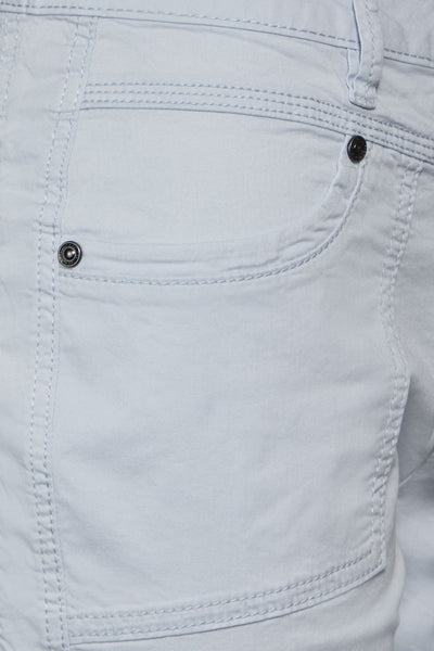 Lichtblauwe cargobroek van STREET ONE, zakdetail met knoop en zichtbare stiksels.
