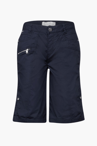 Bermuda bleu de Street One, avec poches zippées et boutons décoratifs aux jambes.