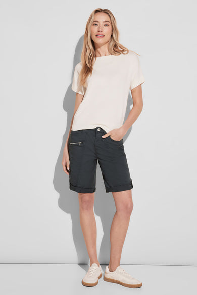 Bermuda en denim gris foncé de Street One, porté avec un t-shirt écru et des baskets blanches.
