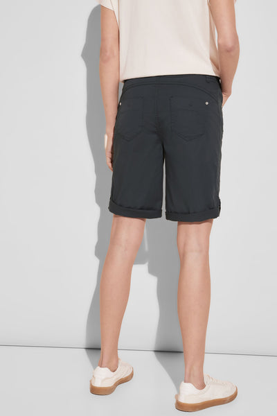 Bermuda gris foncé en denim de Street One, porté avec un haut blanc et des baskets.