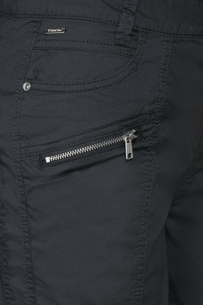 Bermuda gris foncé en denim de Street One, avec fermeture éclair et détail de poche.