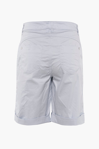 Blauwe Bermuda van STREET ONE, met achterzakken en opgerolde zomen.