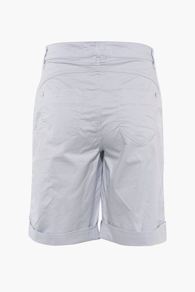 Blauwe Bermuda van STREET ONE, met achterzakken en opgerolde zomen.