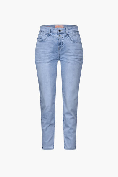 Jean mom en denim bleu clair de Street One, avec une taille haute et une coupe décontractée.