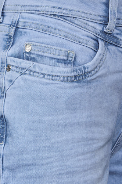 Jean Mom en denim bleu clair de STREET ONE, détail de poche avec bouton argenté.
