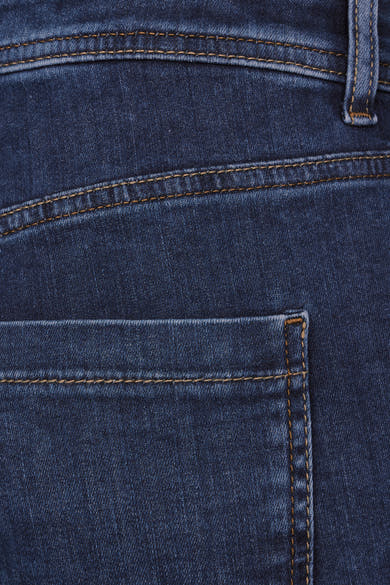 Middelblauwe spijkerbroek van STREET ONE, met achterzakdetail en tailleband.