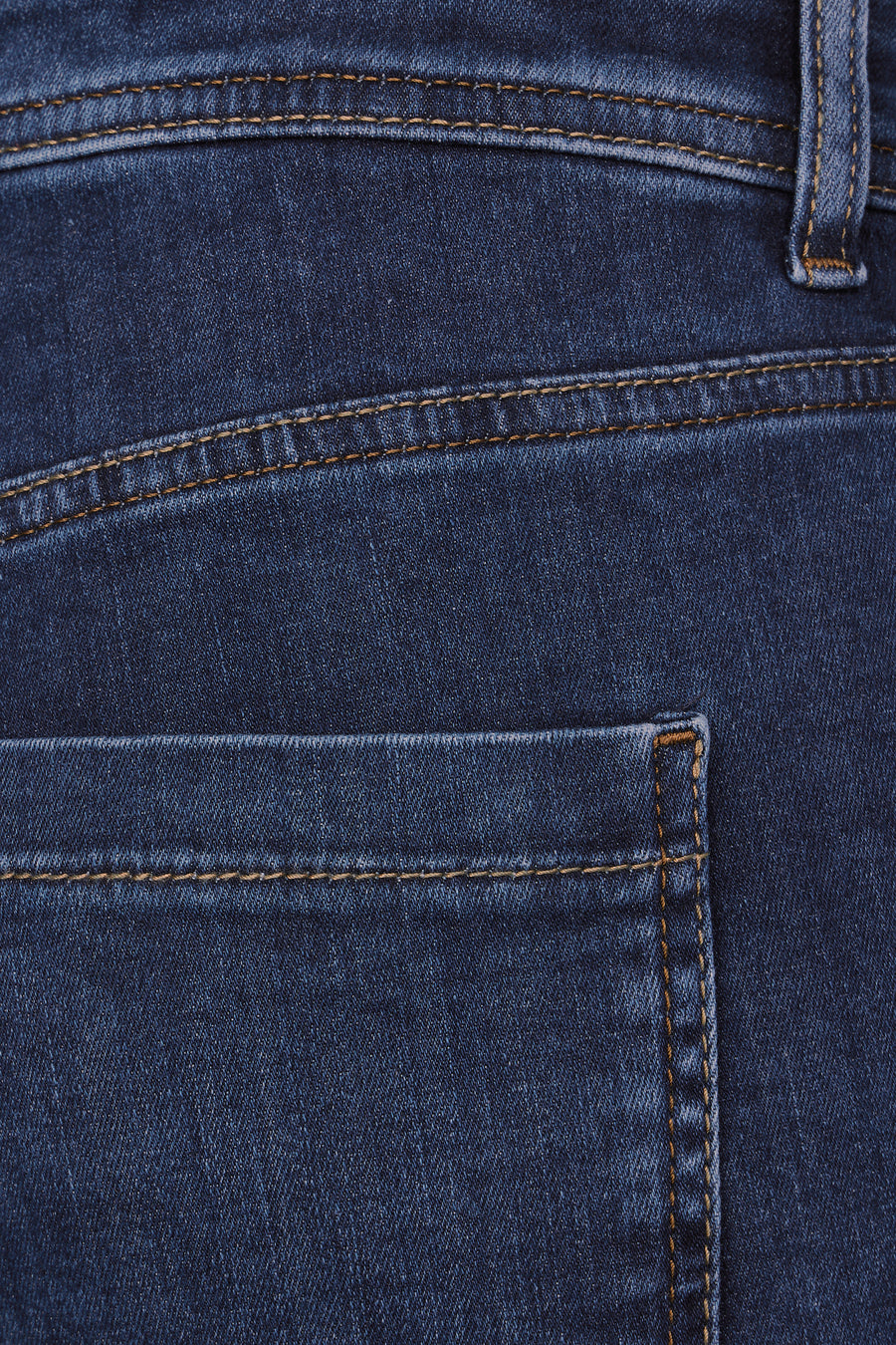 Middelblauwe spijkerbroek van STREET ONE, met achterzakdetail en tailleband.