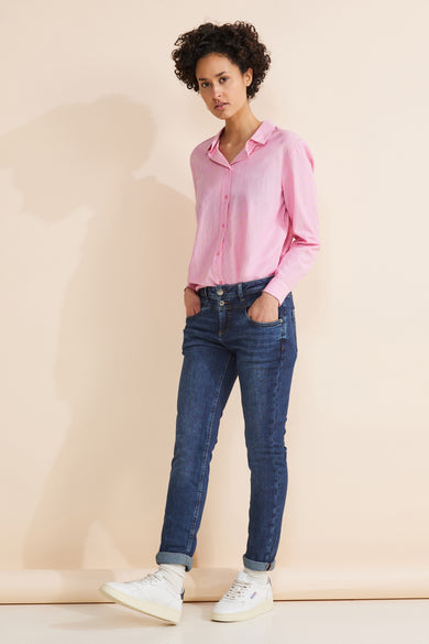 Jean denim bleu moyen divers pour femmes de STREET ONE, porté avec une chemise rose rayée et des baskets blanches.