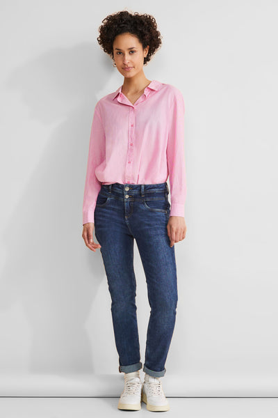 Jean bleu denim divers de STREET ONE, porté avec une chemise rose boutonnée et des baskets blanches.
