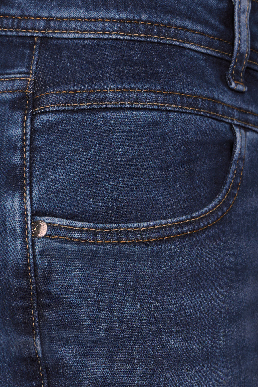 Middenblauwe denim jeans van STREET ONE, met een klein zakje en contrasterende stiksels.