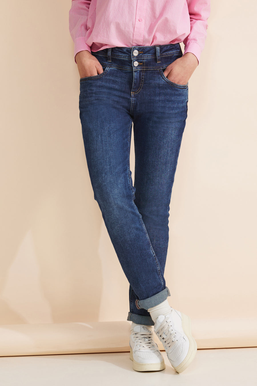 Middelblauwe jeans van STREET ONE in denim, met omgeslagen zomen en gedragen met een roze overhemd.