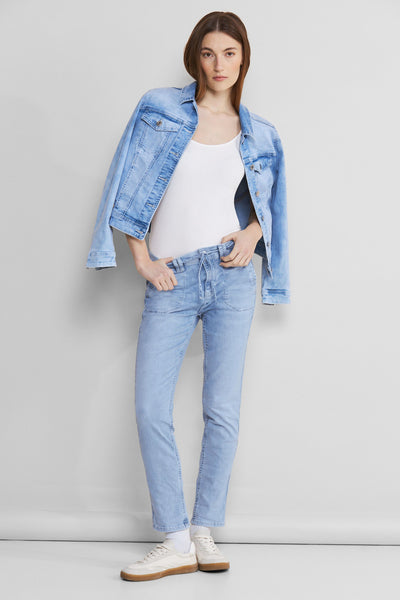 Jean boyfriend bleu clair de Street One avec une veste en jean et un débardeur blanc.