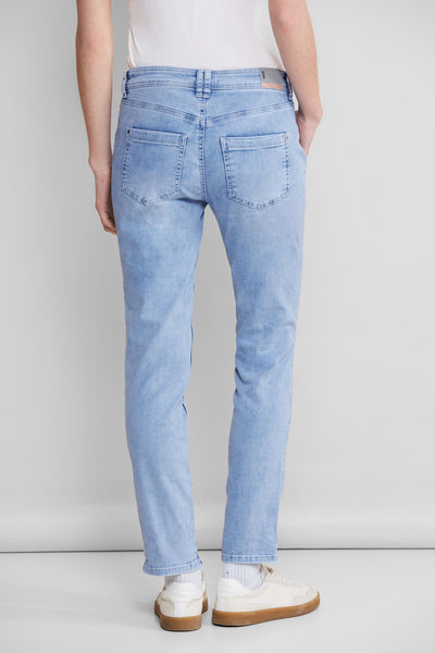 Jean boyfriend en denim bleu clair de Street One, avec poches arrière et ourlets retournés.
