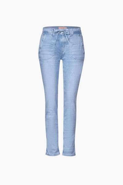 Jean boyfriend en denim bleu clair de STREET ONE, avec poches avant plaquées et cordon de serrage à la taille.