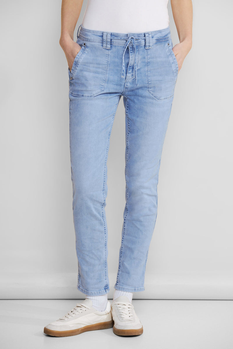 Jeans boyfriend en denim bleu clair de Street One, avec cordon de serrage à la taille et poches avant.