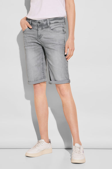 Bermuda gris de chez STREET ONE, avec ourlet retroussé et poches avant, porté avec un t-shirt blanc et des baskets blanches.