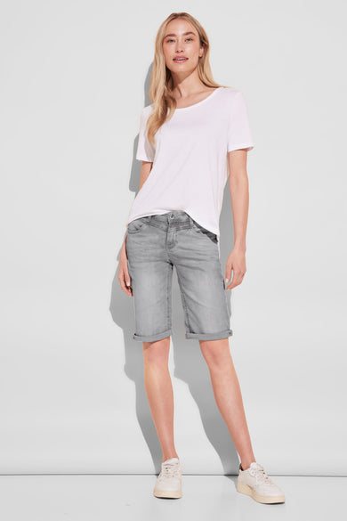 Bermuda gris de STREET ONE, porté avec un t-shirt blanc uni et des baskets couleur crème.
