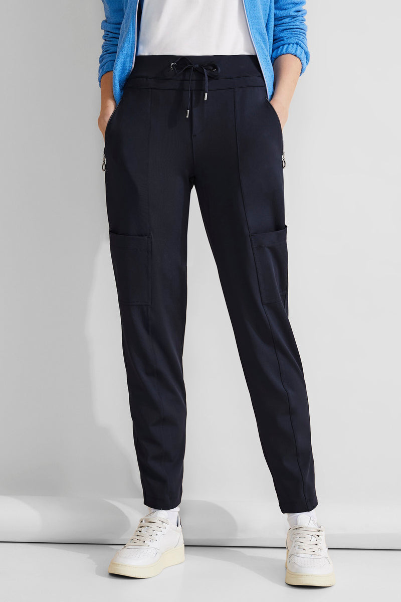 Pantalon cargo bleu marine par STREET ONE, avec cordon de serrage et poches zippées.