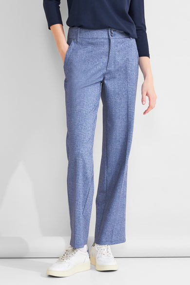 Pantalon de costume bleu chiné de STREET ONE, porté avec un haut bleu marine et des baskets blanches.
