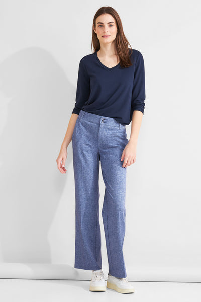 Pantalon de costume bleu de Street One, avec une texture subtile et une coupe ample.