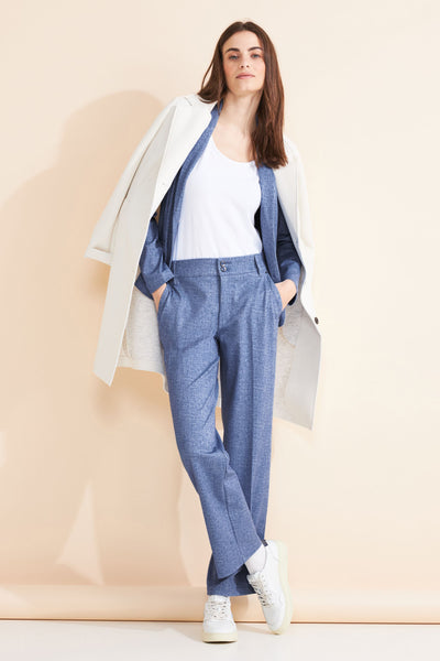 Blauwe kostuumbroek van STREET ONE, rechte pasvorm, gedragen met een wit T-shirt en witte sneakers.