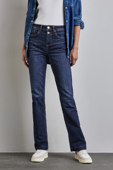 Jean bootcut bleu de STREET ONE, porté avec une chemise en denim et des baskets crème.
