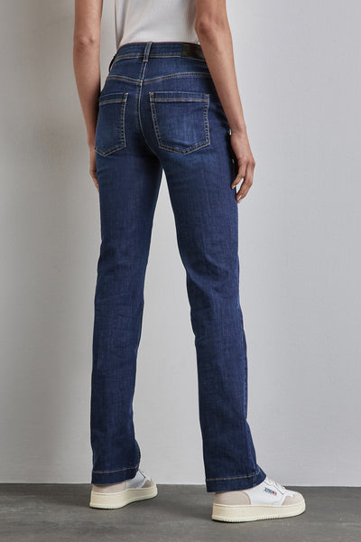 Jean bootcut bleu de STREET ONE, coupe classique, porté avec un t-shirt blanc et des baskets blanches.
