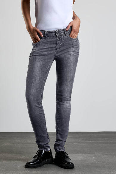 Middelgrijze denim jeans van STREET ONE, gedragen met een zwart overhemd en lakleren schoenen.