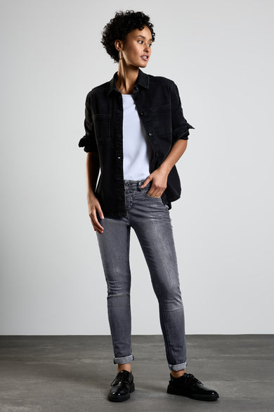 Jean en denim gris moyen de STREET ONE, porté avec une chemise noire et des chaussures vernies.
