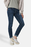 Jean slim en denim bleu foncé de STREET ONE, porté avec des revers et un blouson beige.