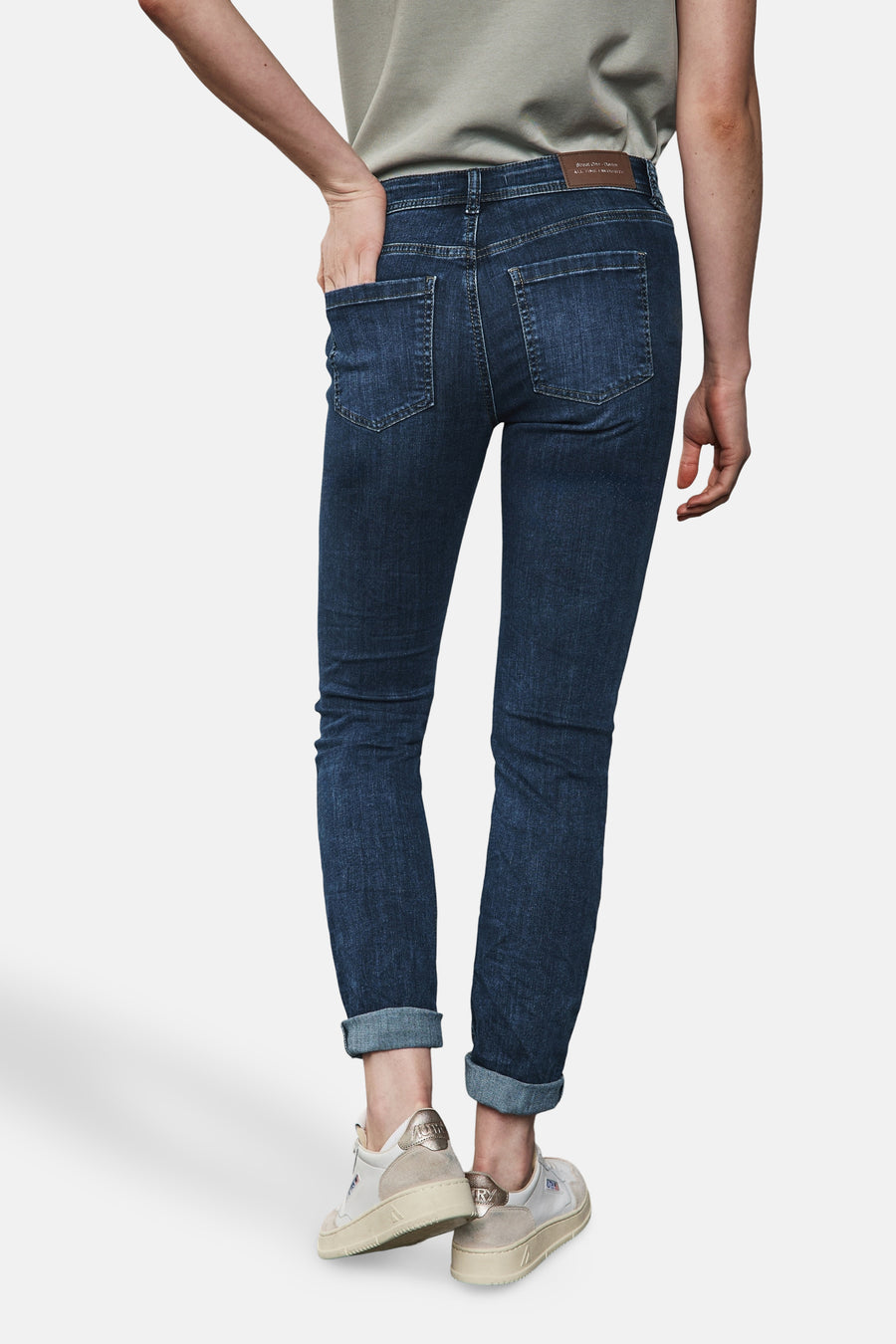 Jean slim en denim bleu foncé de Street One, avec ourlets retroussés et poches arrière.