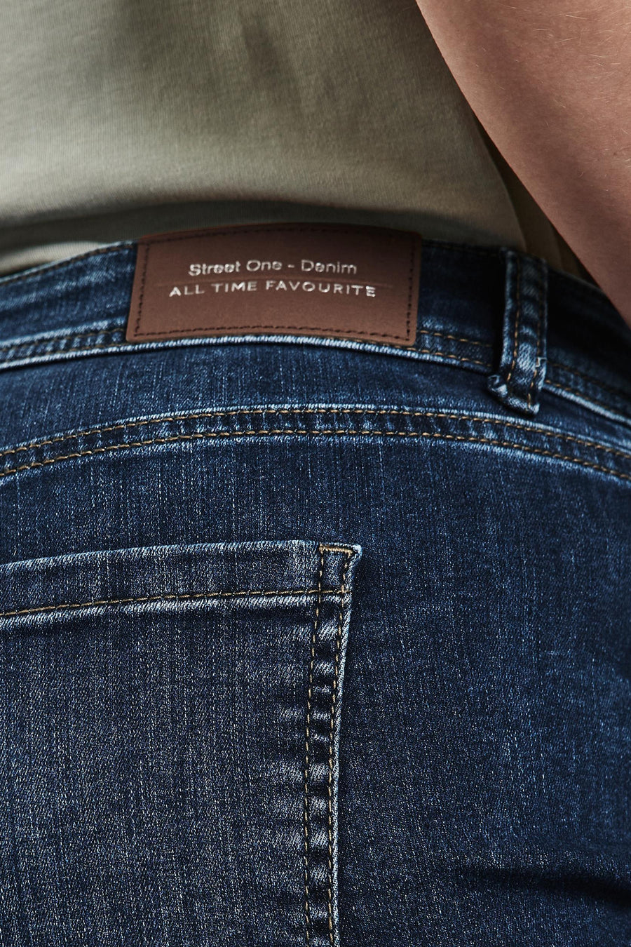 Jean slim en denim bleu foncé de Street One, avec poche arrière surpiquée.
