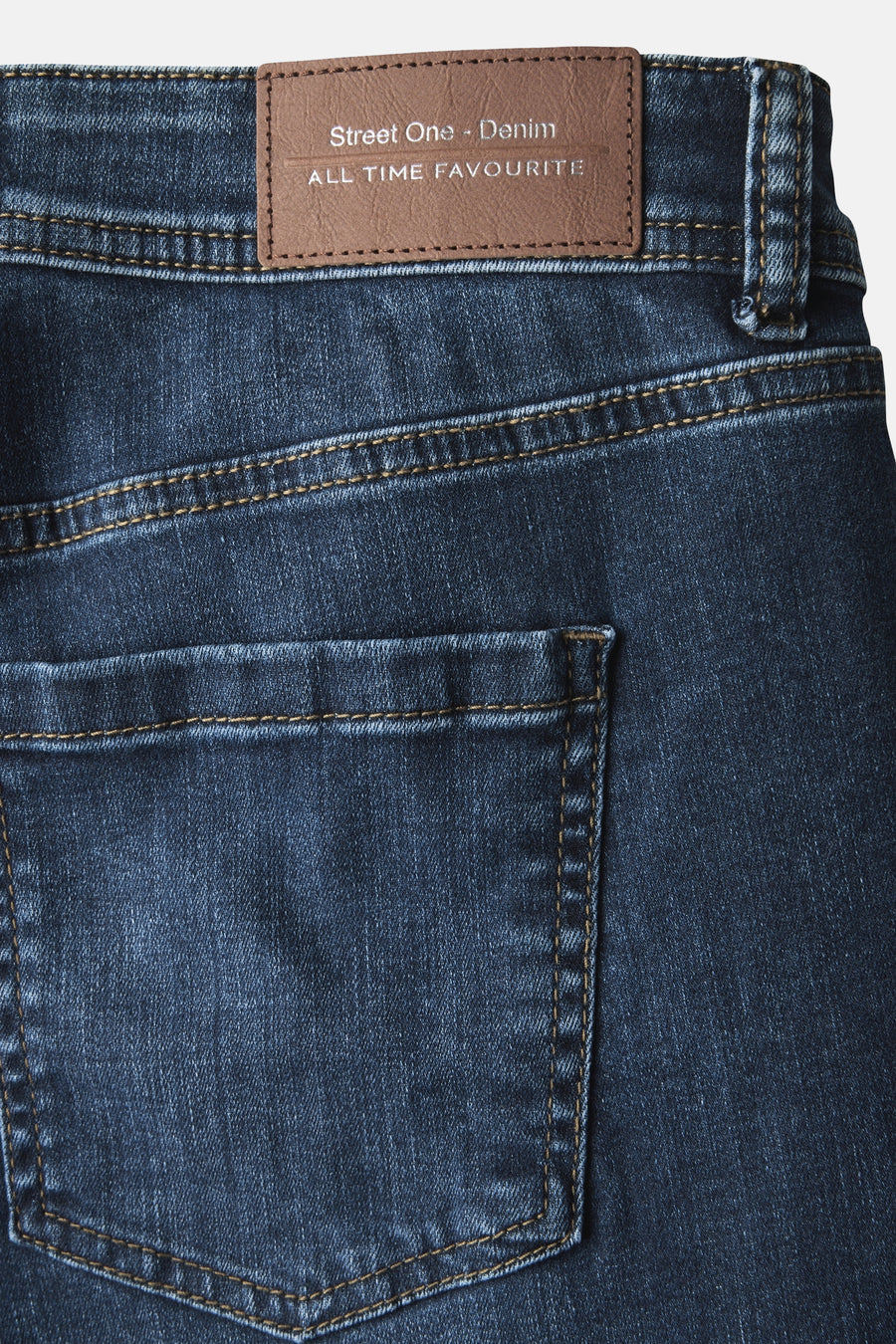 Jean slim en denim bleu foncé de Street One, avec poche arrière et étiquette en cuir.