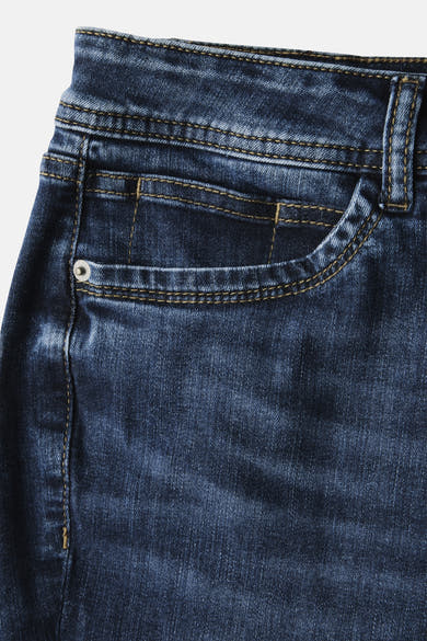 Jean slim en denim bleu foncé de STREET ONE, avec poche avant et détails de couture.
