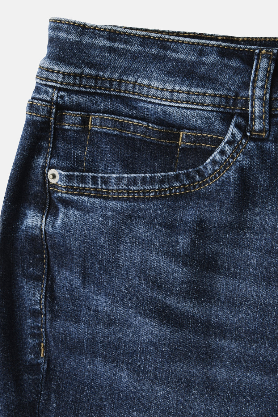 Jean slim en denim bleu foncé de STREET ONE, avec poche avant et détails de couture.

