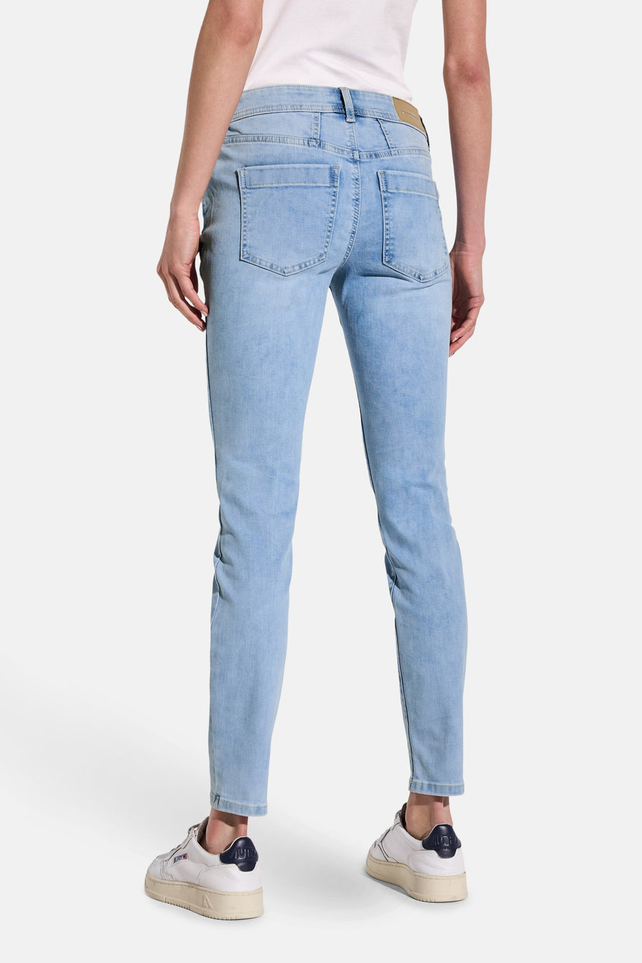 Slim jeans in lichtblauw denim van STREET ONE, achterkant, gedragen met witte sneakers.